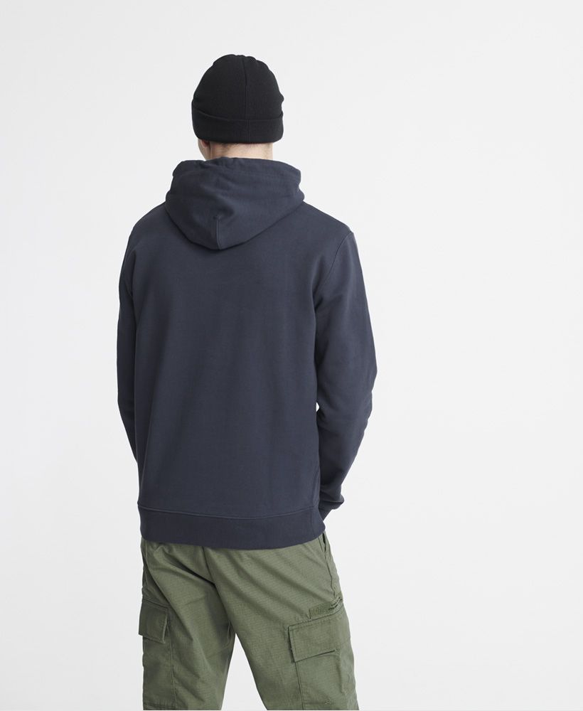 Superdry men's Standard Label loopback hoodie. This hoodie features a drawstring adjustable hood, a front pouch pocket and ribbed hem and cuffs. Finished with a very subtle Superdry logo tab on the hem.Relaxed fit – the classic Superdry fit. Not too slim, not too loose, just right. Go for your normal sizeMade with Organic Cotton - Made using cotton grown using organic farming methods which minimise water usage and eliminate pesticides, maximising soil health and farmer livelihoods.