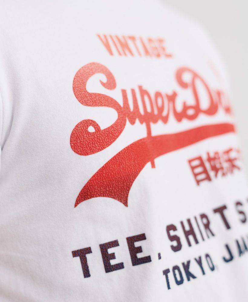 Superdry men's Vintage Logo fade T-shirt. This tee features a ribbed crew neck collar and is finished with a crackle effect Superdry Vintage Logo with fade detailling to the chest.Slim fit