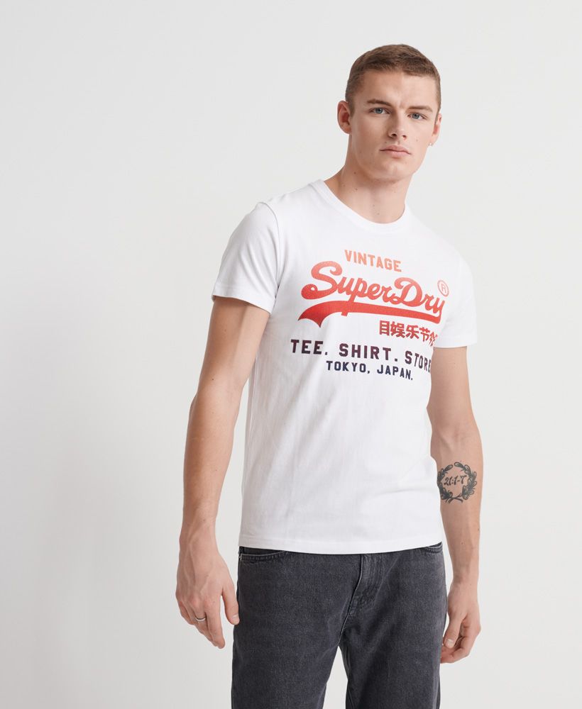 Superdry men's Vintage Logo fade T-shirt. This tee features a ribbed crew neck collar and is finished with a crackle effect Superdry Vintage Logo with fade detailling to the chest.Slim fit
