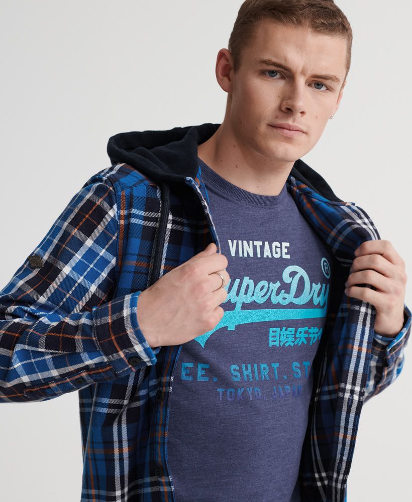 Superdry men's Vintage Logo fade T-shirt. This tee features a ribbed crew neck collar and is finished with a crackle effect Superdry Vintage Logo with fade print on the chest.Slim fit – designed to fit closer to the body for a more tailored look