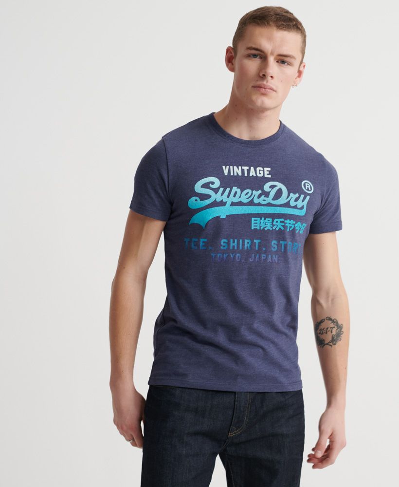 Superdry men's Vintage Logo fade T-shirt. This tee features a ribbed crew neck collar and is finished with a crackle effect Superdry Vintage Logo with fade print on the chest.Slim fit – designed to fit closer to the body for a more tailored look