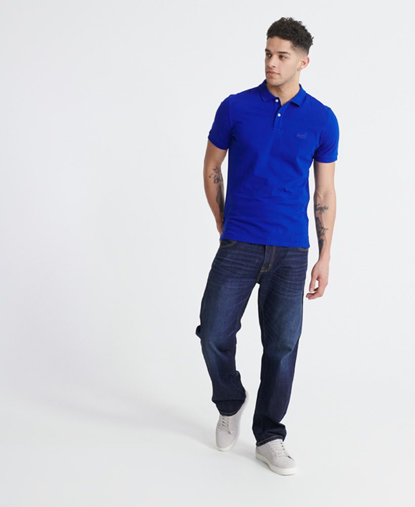 Superdry men's Classic Micro Lite Pique polo shirt made from Organic Cotton. This polo shirt features a button fastening, ribbed collar and cuffs and a reinforced split side seam. Complete with an embroidered Superdry logo on the chest and Superdry logo tab on one side seam. The Classic Micro Lite Pique polo shirt will look great layered with a classic sweatshirt and jeans to complete the look this season.Slim fitMade with Organic Cotton - Made using cotton grown using organic farming methods which minimise water usage and eliminate pesticides, maximising soil health and farmer livelihoods.