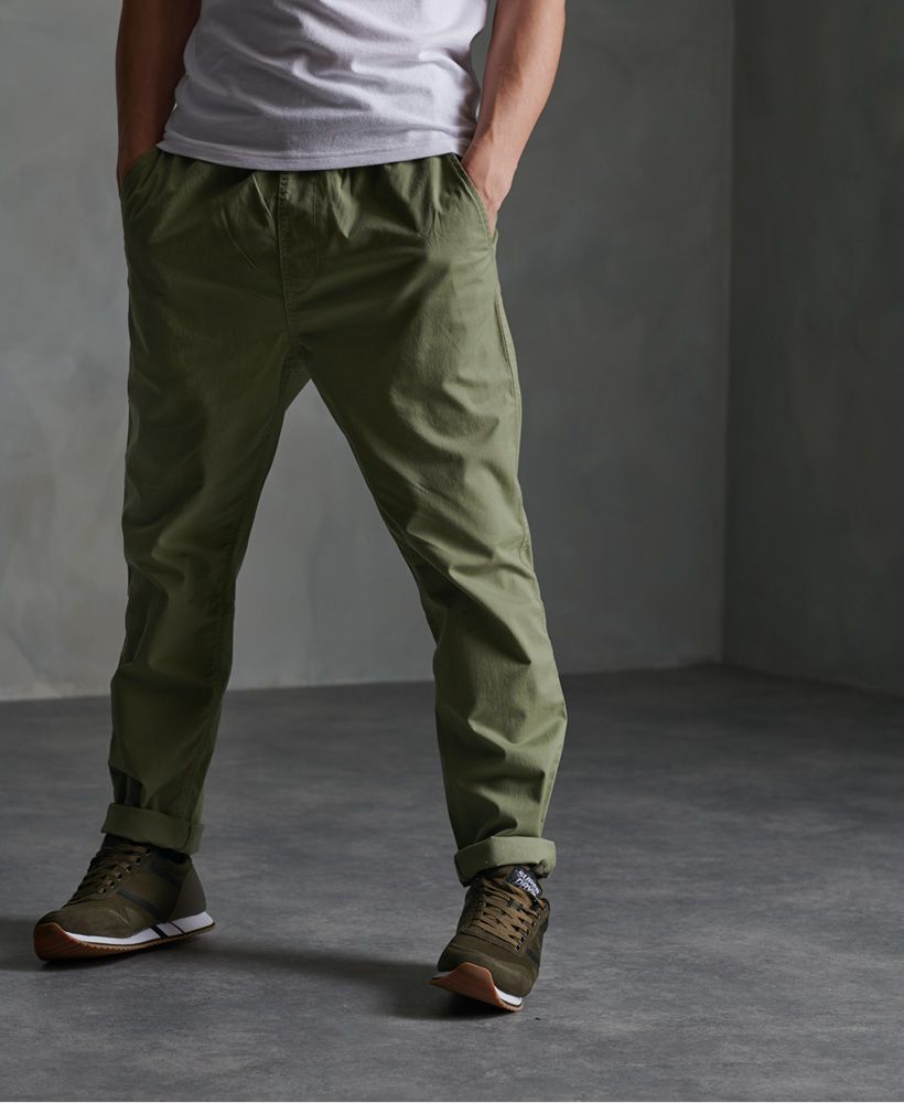 Superdry men's Worldwide drawstring pants. These comfortable trousers feature an elasticated drawstring waist, two front pockets, and a single rear pocket. Finished with a Superdry logo patch on the back pocket.
