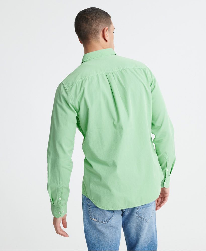 Superdry men's Classic Twill Lite long sleeved shirt. This long sleeved classic shirt is an absolute staple in any wardrobe. Featuring a button down collar, button fastening and button cuffs. Finished with a Superdry patch logo on the placket.