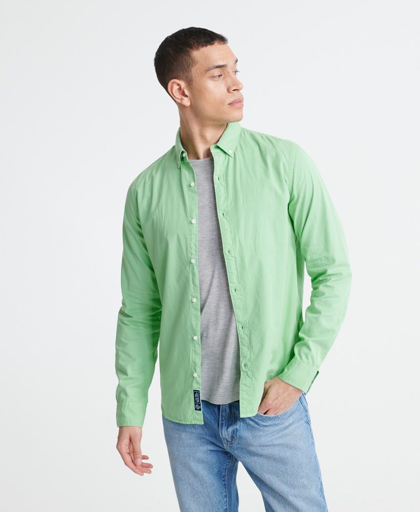 Superdry men's Classic Twill Lite long sleeved shirt. This long sleeved classic shirt is an absolute staple in any wardrobe. Featuring a button down collar, button fastening and button cuffs. Finished with a Superdry patch logo on the placket.