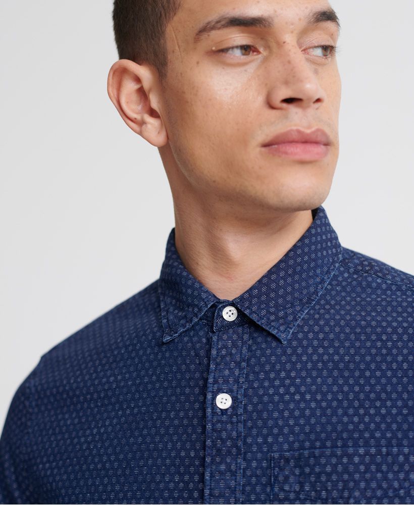 Superdry men's Loom short sleeve shirt. A classic single collar shirt featuring button down fastening, and a single pocket on the chest. Finished with a Superdry logo patch on the placket.