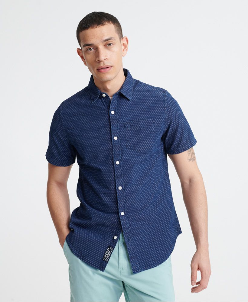 Superdry men's Loom short sleeve shirt. A classic single collar shirt featuring button down fastening, and a single pocket on the chest. Finished with a Superdry logo patch on the placket.