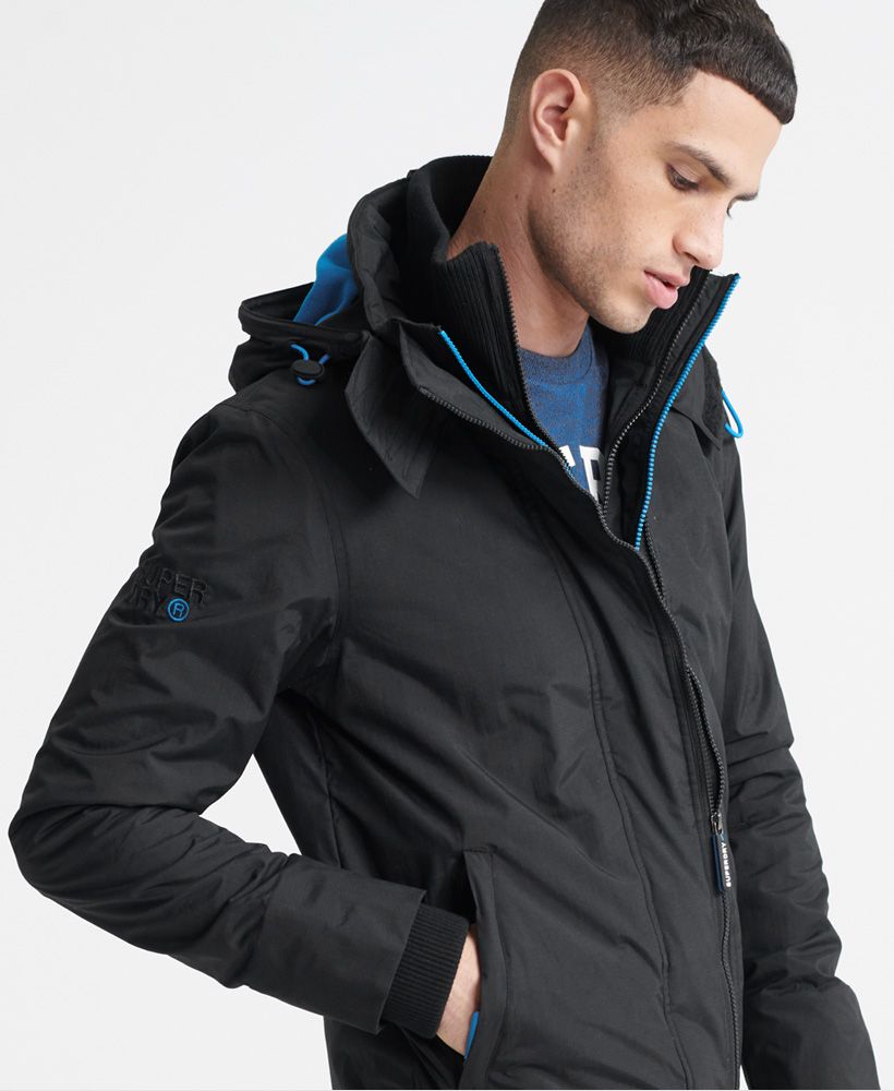Superdry men’s Pop zip Arctic hooded SD-Windcheater jacket. Keep the cold out with this essential jacket. Featuring a fleece lined hood and body, double layer collar, ribbed cuffs with thumb holes, a bungee cord adjustable hem, twin front pockets and one internal pocket. This jacket has a triple layer zip fastening and is finished off with an embroidered Superdry logo on the shoulders and the sleeve.