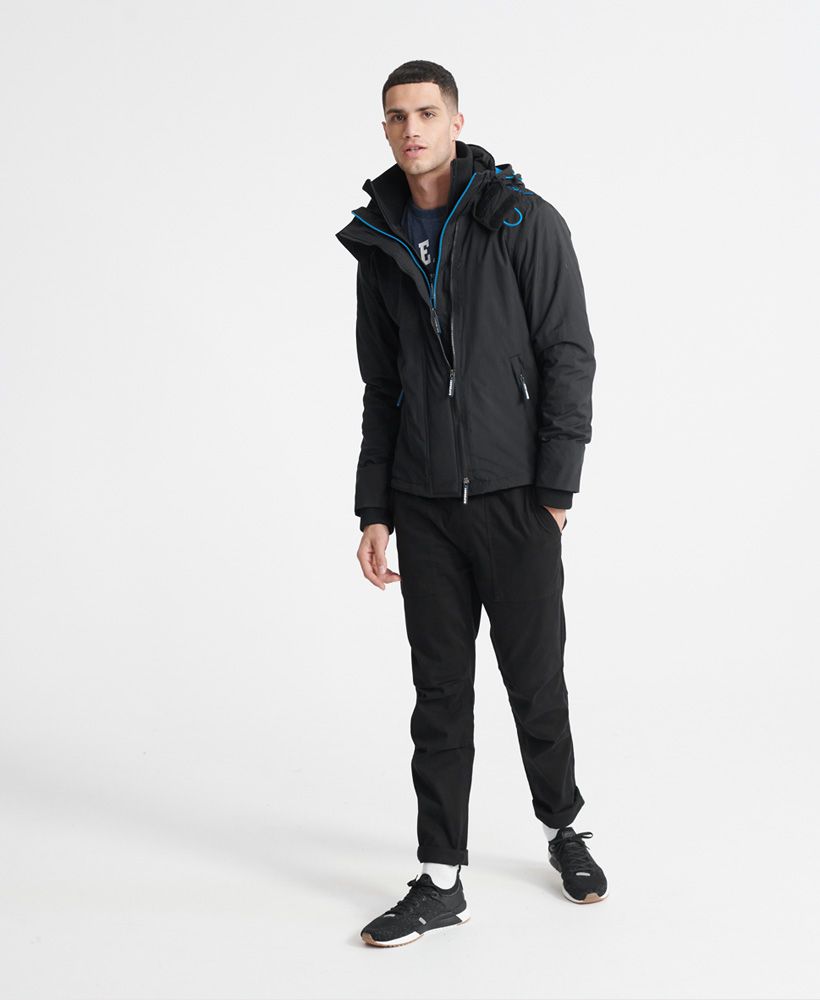 Superdry men’s Pop zip Arctic hooded SD-Windcheater jacket. Keep the cold out with this essential jacket. Featuring a fleece lined hood and body, double layer collar, ribbed cuffs with thumb holes, a bungee cord adjustable hem, twin front pockets and one internal pocket. This jacket has a triple layer zip fastening and is finished off with an embroidered Superdry logo on the shoulders and the sleeve.