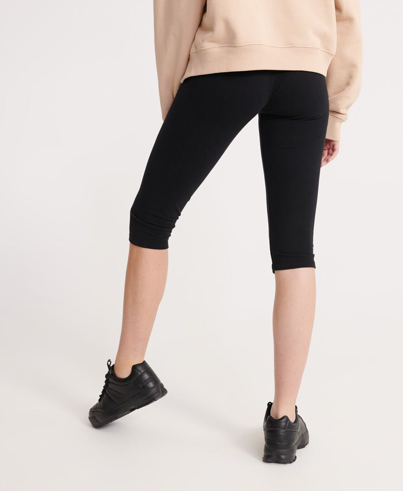 Superdry women's Capri leggings. These leggings feature a three-quarter length design, elasticated waistband and a Superdry logo tab on the waist. The Capri leggings are a wardrobe essential for those chilled out days. Pair with a classic tee to complete the look this season.Slim fit