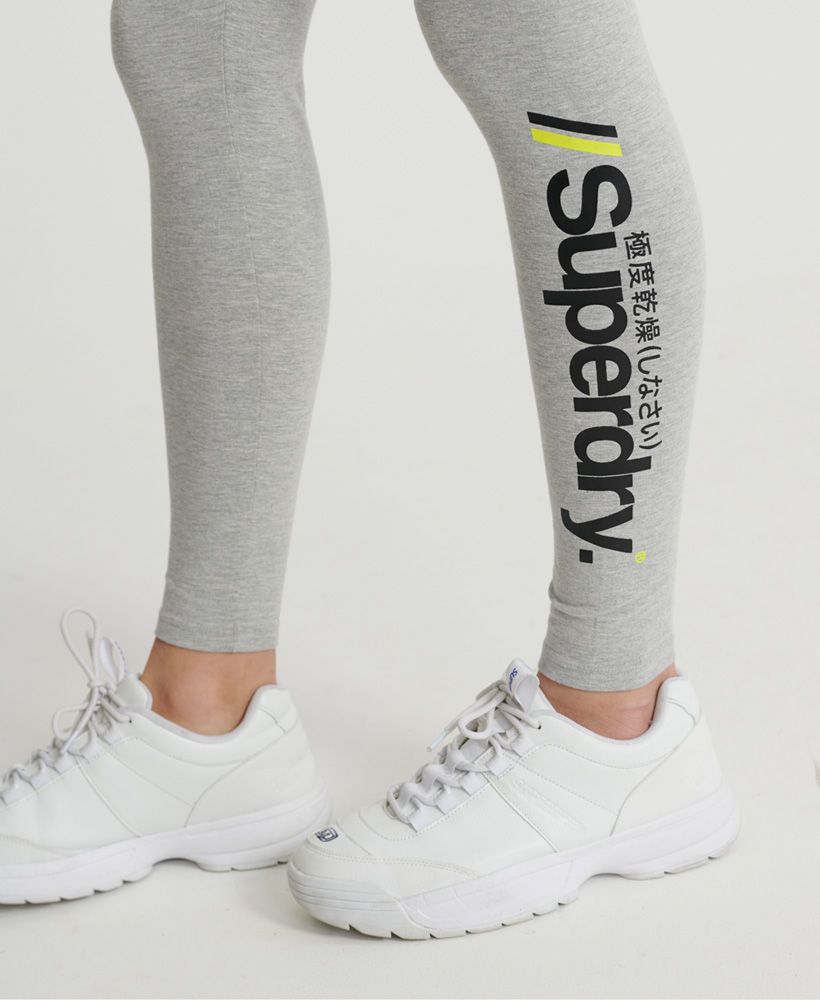 Perfect for those lazy days these leggings will have you feeling comfortable and looking effortlessly good. Pair with an oversized sweatshirt for a casual look.Slim FitElasticated WaistbandPrinted Logo