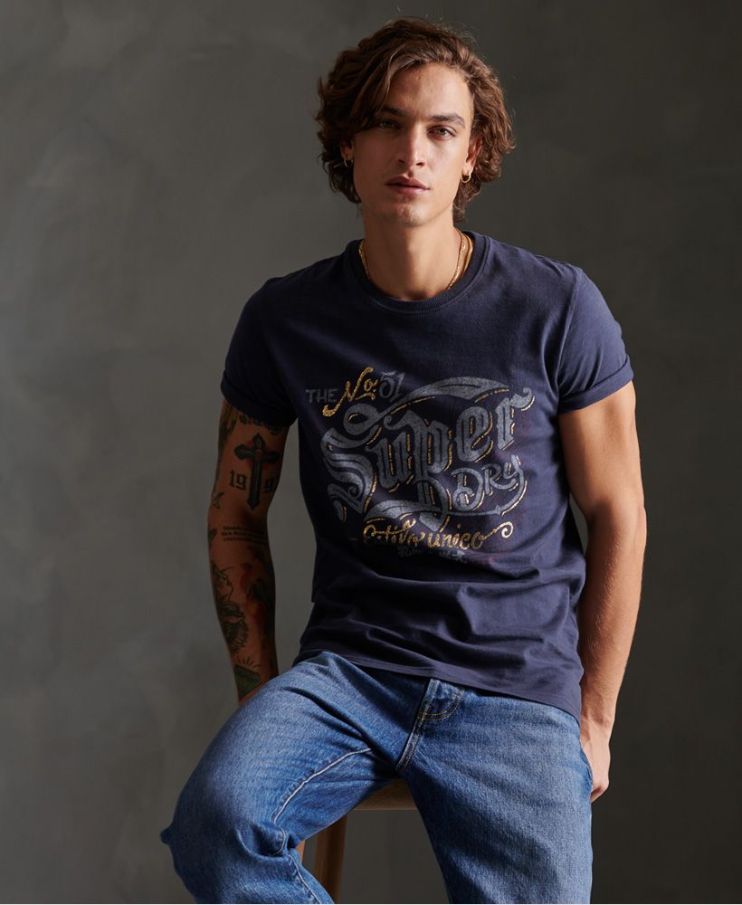 A staple piece for your wardrobe this season. Create that distressed look with our Workwear Rising Sun tee. Perfect for pairing denim shorts to complete the look.Slim fit – designed to fit closer to the body for a more tailored lookClassic crew necklineShort sleevesDistressed effect logo