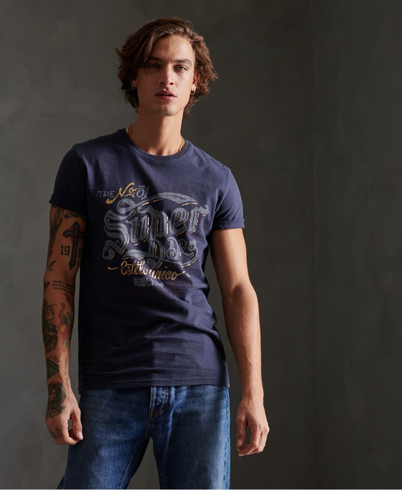 A staple piece for your wardrobe this season. Create that distressed look with our Workwear Rising Sun tee. Perfect for pairing denim shorts to complete the look.Slim fit – designed to fit closer to the body for a more tailored lookClassic crew necklineShort sleevesDistressed effect logo