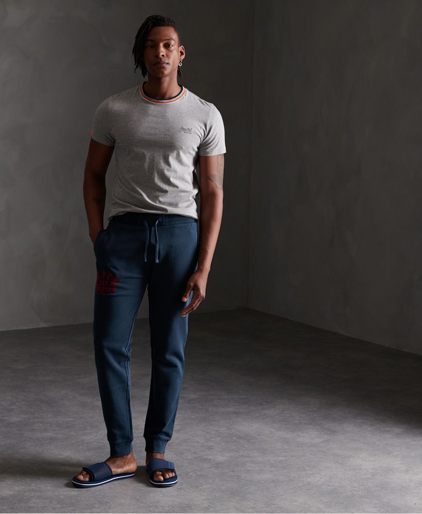 Superdry men's Superstate joggers. Update your joggers this season with the Superstate joggers featuring a ribbed drawstring waistband, ribbed cuffs, a three pocket design and a Superdry flock logo on one leg. Complete with a Superdry logo badge on the back pocket. Pair with a classic tee for a laid-back look this season.
