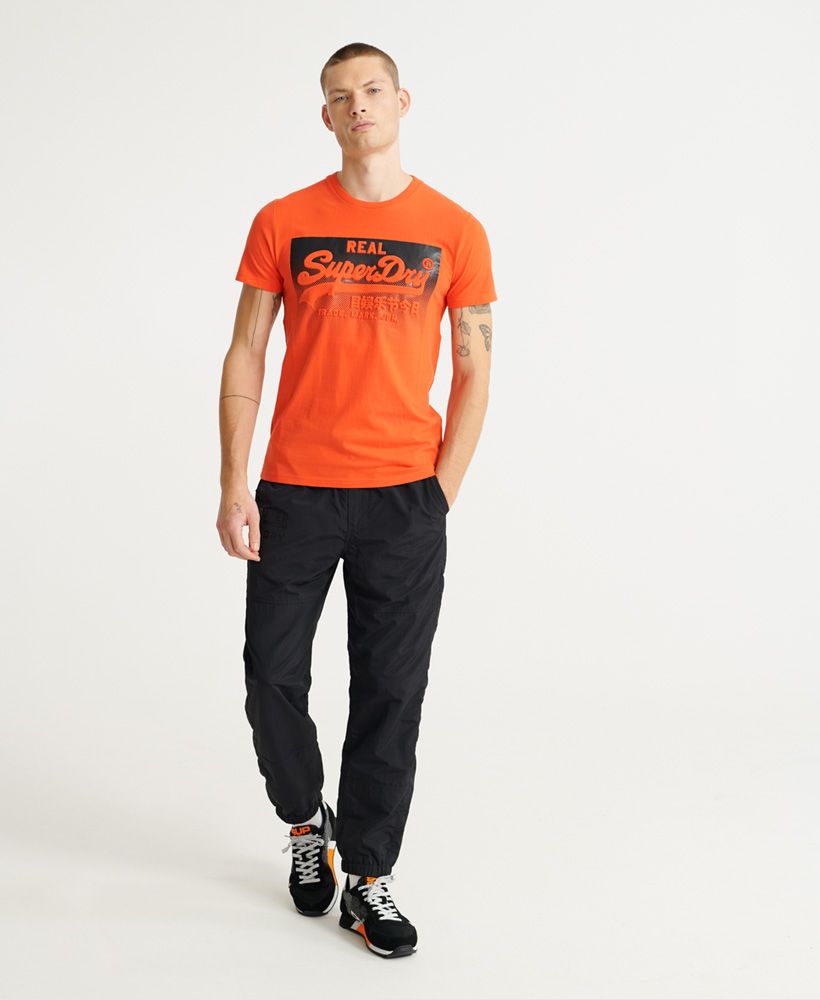 Superdry men's Vintage Logo halftone embossed T-shirt. The perfect choice for a fresh and current wardrobe, this T-shirt features a ribbed crew neckline and is finished with an embossed Superdry logo on the chest. Slim fit – designed to fit closer to the body for a more tailored look