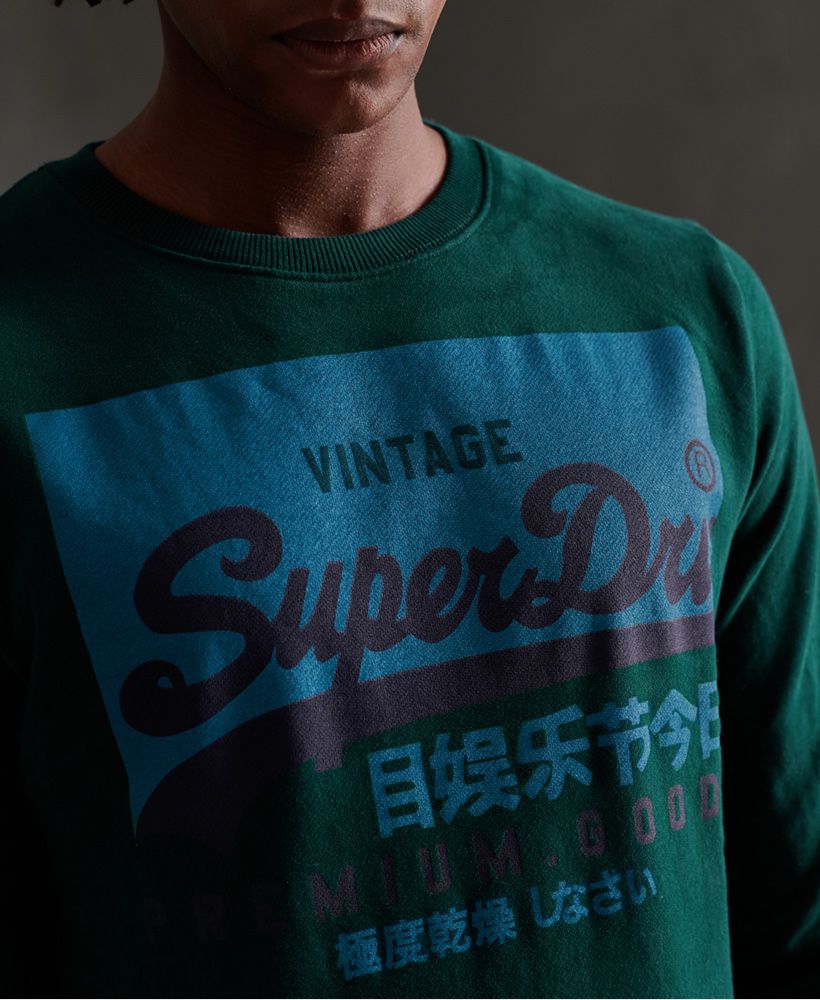 Superdry men's Vintage logo crew sweatshirt. This lightweight sweatshirt features ribbed cuffs and hem, and a textured vintage inspired Superdry logo print across the front. Ideal for your capsule wardrobe this sweatshirt can be paired with just about anything.Made with Organic Cotton - Made using cotton grown using organic farming methods which minimise water usage and eliminate pesticides, maximising soil health and farmer livelihoods.Slim fit