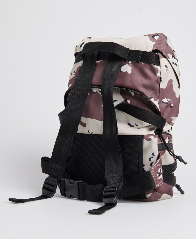 The perfect bag for any adventure, the Nevada pack-away backpack is both a bumbag and backpack with an all over camo print.As a bumbag this bag features....Adjustable clip fastening waist strapOne backpack storing pocket with zip fasteningtwo front zipped pocketsSuperdry patch logoCoated zipsSide hanging loopsPadded bottomAs a Backpack this bag features....Large main compartment with bungee cord fasteningA bag lid with D-Ring loop fasteningAdjustable back strapsInternal pouch pocket