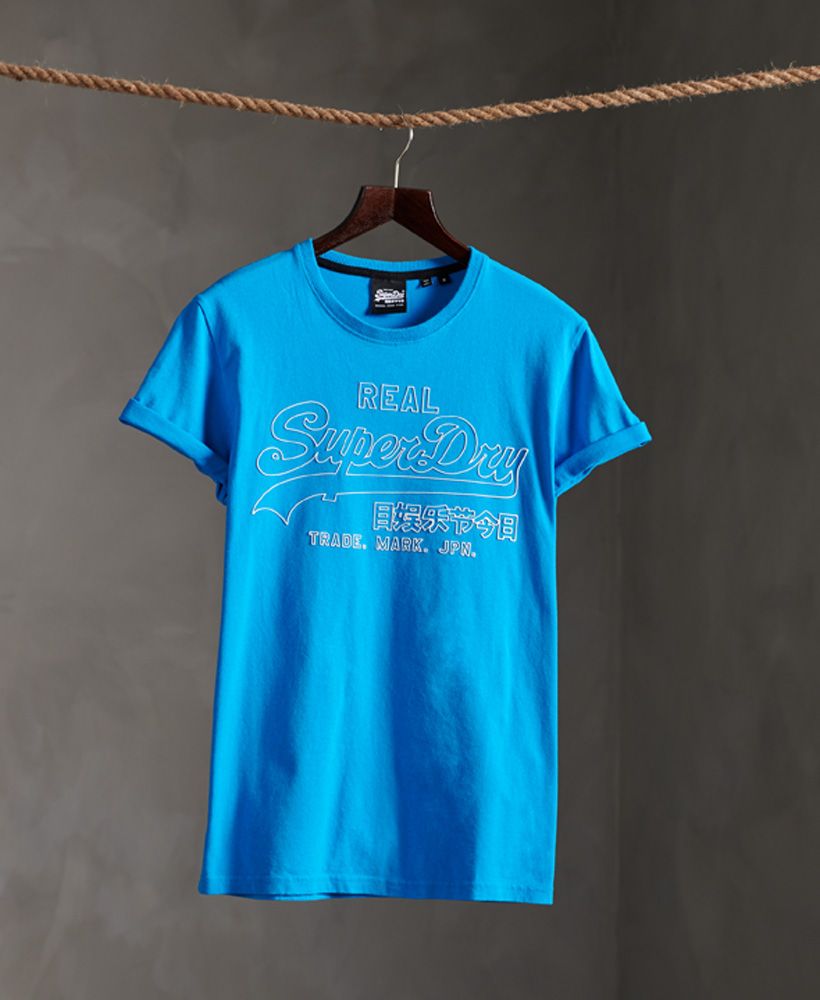 Superdry men's Vintage Logo outline pop t-shirt. A classic tee featuring a ribbed crew neck, short sleeves and a textured Superdry logo across the chest. Style with jeans for a casual look this season.