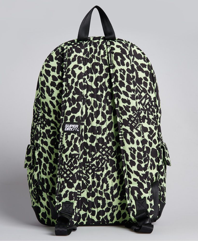 Essential for getting back to school, the Print Edition Montana rucksack is perfect for storing your belongings with multiple pockets for extra storage space. Also designed to stand out with an all over print to complete the look this season.Main zip fastened compartmentInner pouch pocketsThree external pocketsGrab handleAdjustable strapsPadded back panelAll over printSuperdry logo badgesH 46cm x W 29cm x D 13cm 