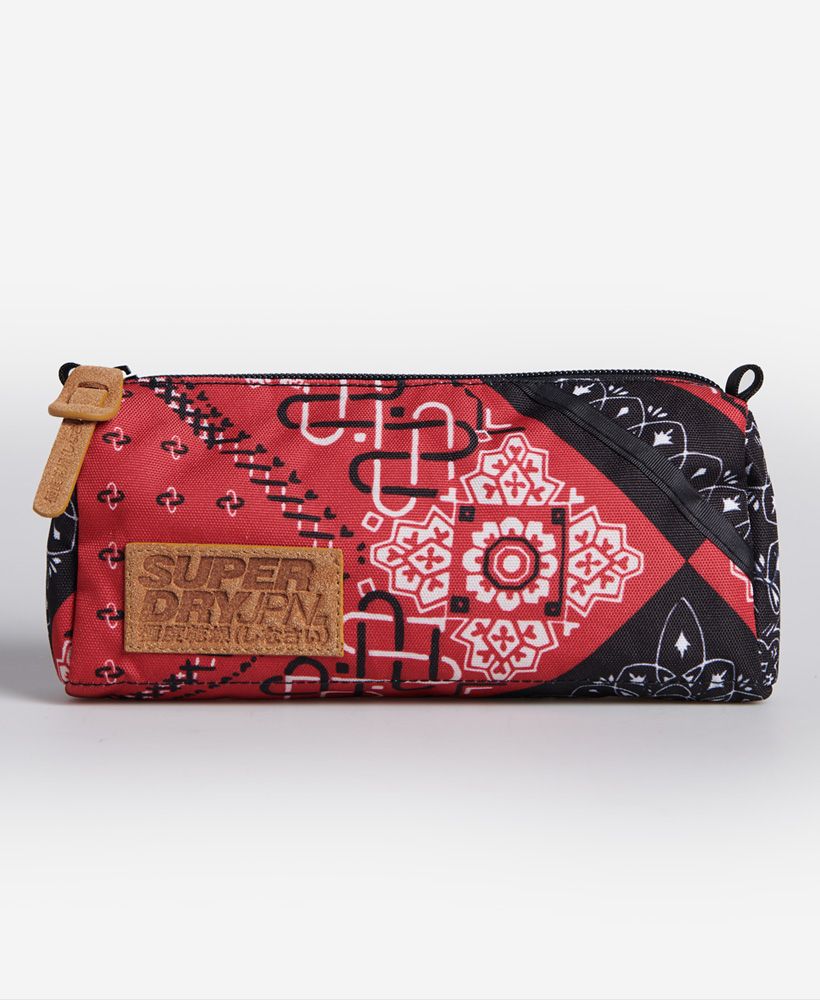 Perfect for getting back to school ready, our Printed Pencil Case can store all your essential stationery in style, featuring a large main zip fastened compartment and small front pouch pocket.Zip fasteningMain compartmentFront pouch pocketPull tabsAll over printSuperdry logo badgeBranded zip pullsH 14cm x W 24cm x D 7cm