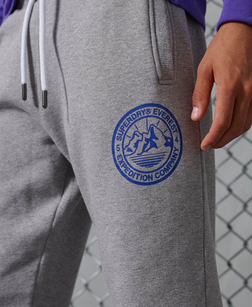 Be comfy in your base camp, or reach your peak in style with these fleece lined joggers. Inspired by one of the greatest mountaineering expeditions in history, these joggers are bound to make you look and feel amazing.Elasticated drawstring waistRibbed cuffsTwo front pocketsEverest logoPrinted logo