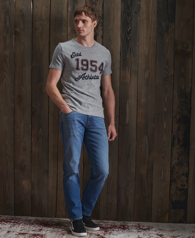 Looking for a classic sportswear look? Look no further with the Vintage Applique tee that's guaranteed to give your wardrobe that sporty feel.Slim fit – designed to fit closer to the body for a more tailored lookCrew necklineShort sleevesSignature logo tab