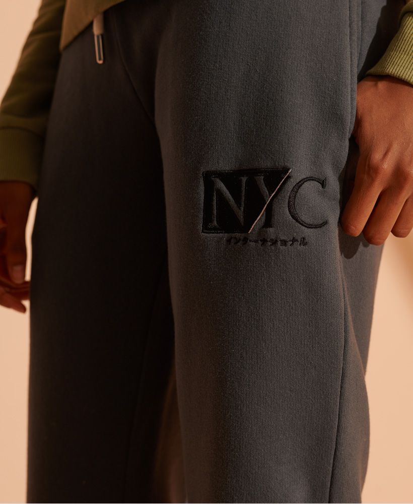 Dream of the 'big apple' while you relax in your NYC Times joggers. Simple but stylish these joggers will look great paired with a classic tee and sliders to complete this casual look.Relaxed fit – the classic Superdry fit. Not too slim, not too loose, just right. Go for your normal sizeRibbed, drawstring waistbandElasticated cuffsTwo side pocketsEmbroidered NYC logoSignature logo tab