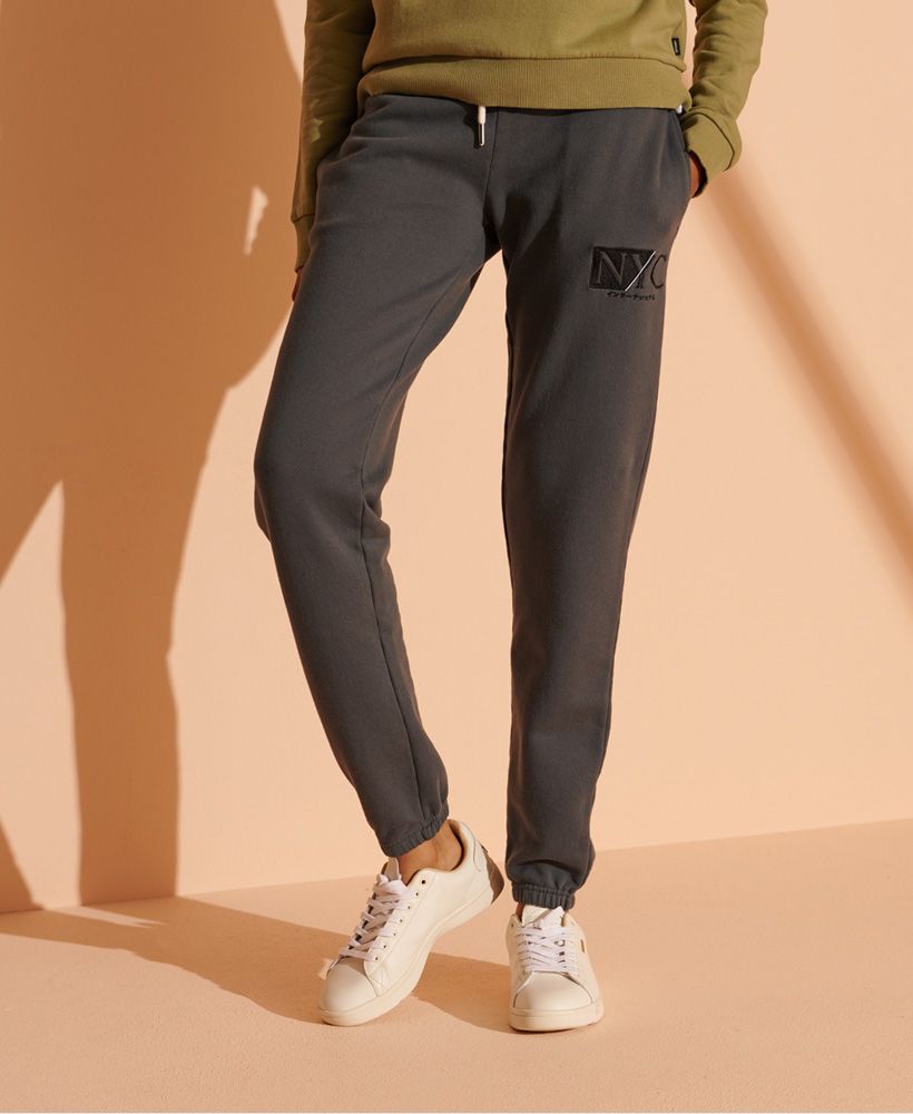 Dream of the 'big apple' while you relax in your NYC Times joggers. Simple but stylish these joggers will look great paired with a classic tee and sliders to complete this casual look.Relaxed fit – the classic Superdry fit. Not too slim, not too loose, just right. Go for your normal sizeRibbed, drawstring waistbandElasticated cuffsTwo side pocketsEmbroidered NYC logoSignature logo tab