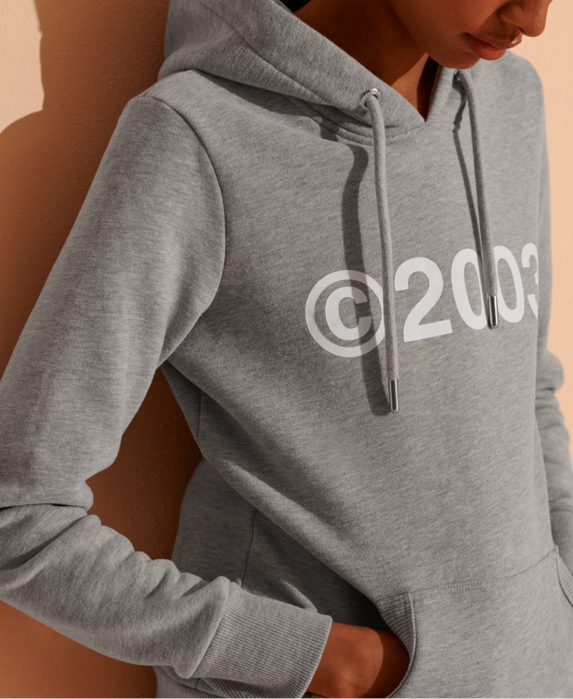 Go back to 2003 with this classic and simple hoodie that's guaranteed to give you 2000's vibes while keeping you warm and cozy.Relaxed fit – the classic Superdry fit. Not too slim, not too loose, just right. Go for your normal sizeOverhead hoodieDrawstring hoodFleece liningLong sleevesRibbed cuffs and hemPrinted graphicSignature logo patch