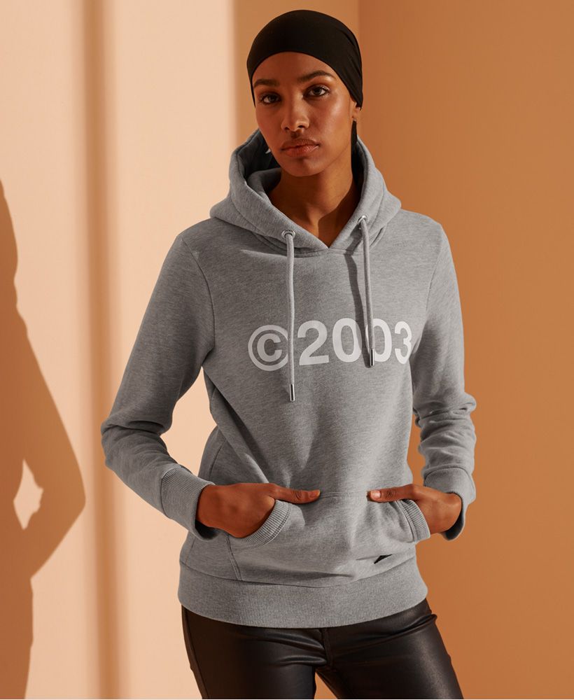 Go back to 2003 with this classic and simple hoodie that's guaranteed to give you 2000's vibes while keeping you warm and cozy.Relaxed fit – the classic Superdry fit. Not too slim, not too loose, just right. Go for your normal sizeOverhead hoodieDrawstring hoodFleece liningLong sleevesRibbed cuffs and hemPrinted graphicSignature logo patch