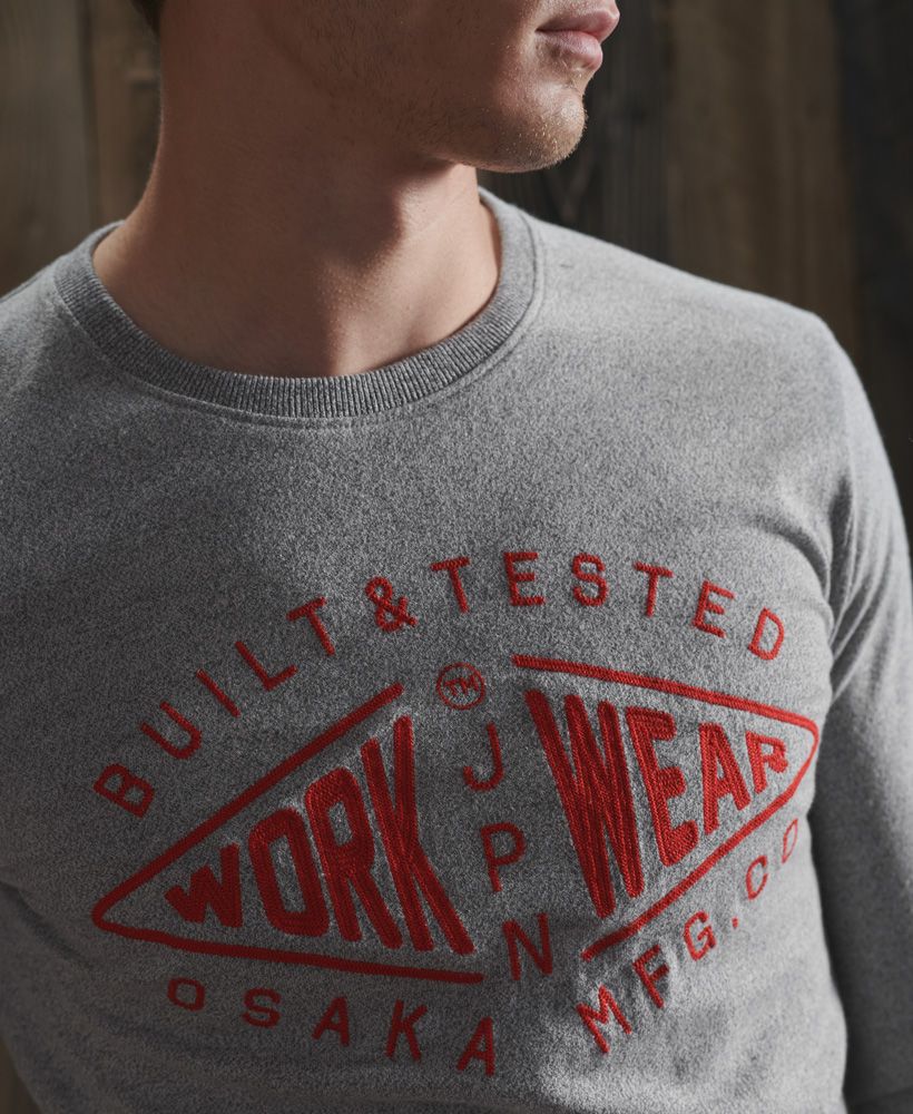 For the ultimate workwear look with a vintage vibe, this Modern Workwear Top is ideal for your everyday wardrobe.Slim fit – designed to fit closer to the body for a more tailored lookCrew necklineLong sleevesSignature logo patchEmbroidered chest logo