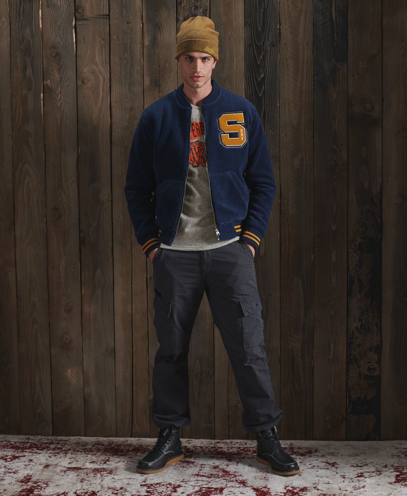 Get the ultimate collegiate look with a Mascot Varsity tee, designed to transport you back to your varsity days and give you a vintage look.Slim fit – designed to fit closer to the body for a more tailored lookCrew necklineShort sleevesPrinted graphic