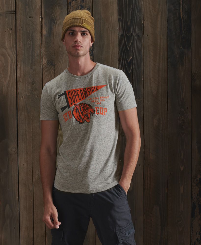Get the ultimate collegiate look with a Mascot Varsity tee, designed to transport you back to your varsity days and give you a vintage look.Slim fit – designed to fit closer to the body for a more tailored lookCrew necklineShort sleevesPrinted graphic