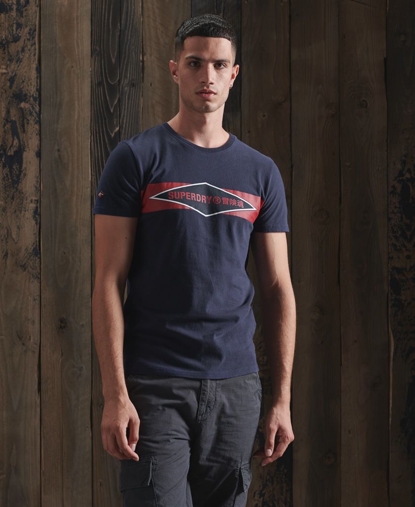 Create a laid-back look with the Vintage Casual T-Shirt. Perfect for pairing with everything from cargo trousers to joggers to relax in this season.Slim fit – designed to fit closer to the body for a more tailored lookClassic crew necklineShort sleevesStripe detailing across the chestPrinted Superdry logoSignature patch