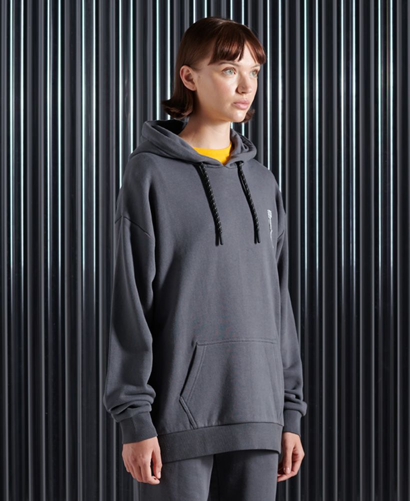 A twist on the classic hoodie, this Surplus hoodie was designed with an oversized fit, allowing you to create that relaxed and casual look. Perfect for layering up over a classic tee and leggings this season.Relaxed fit – the classic Superdry fit. Not too slim, not too loose, just right. Go for your normal sizeDrawstring hoodFront pouch pocketRibbed cuffs and hemSurplus logo patchSmall printed Surplus logo