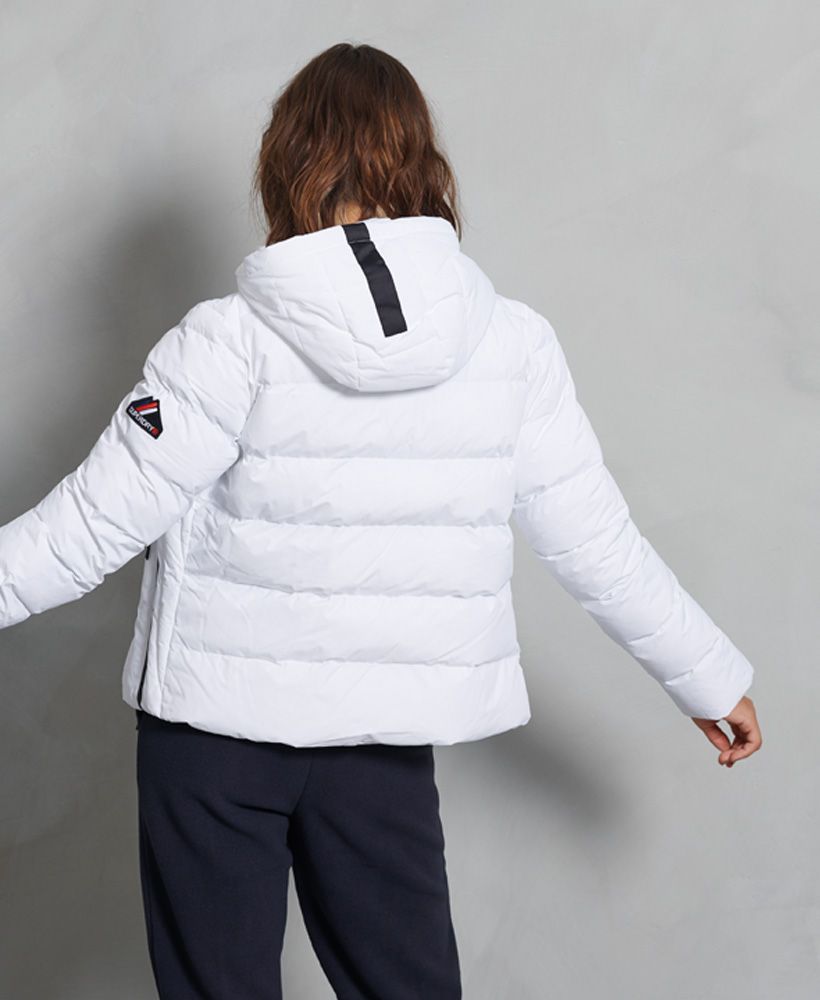 The Spirit Sports Puffer jacket, designed to keep you warm and toasty whilst looking and feeling your best this season. Ideal for layering over your classic gym attire to complete your fitness outfit and keep you warm on your journey to and from the gym.Main coated zip fasteningTwo external coated zip fastened pocketsBungee cord adjuster hoodRibbed cuffsSignature logo badgeThe padding in this jacket is 100% Recycled Polyester – each jacket contains up to 10 recycled bottles, this avoids these bottles being sent to landfill or polluting our oceans.