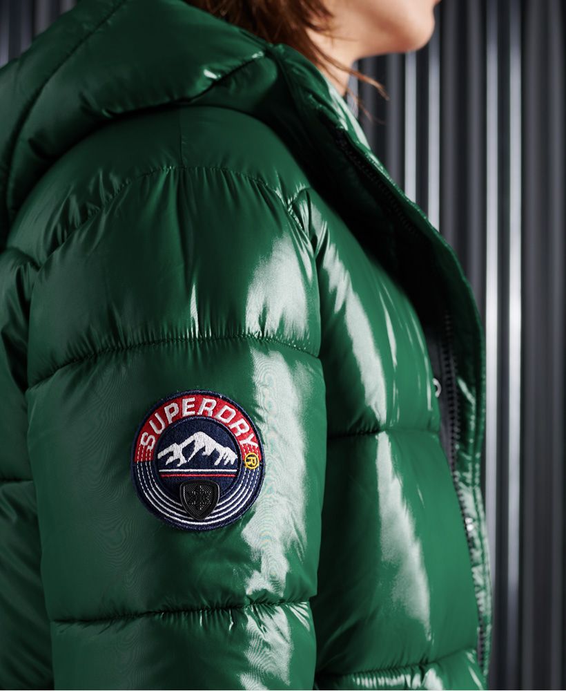 Nothing will keep you warm like the High shine padded jacket. Featuring a high shine finishing and quilted design.Zip and popper fasteningElasticated hemTwo popper fastened pocketsElasticated ribbed cuffsQuilted hoodSignature logo badgeThe padding in this jacket is 100% Recycled Polyester – each jacket contains up to 10 recycled bottles, this avoids these bottles being sent to landfill or polluting our oceans.