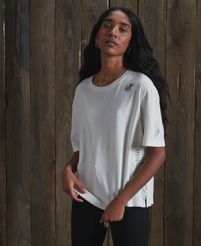 A classic tee, the Super Embroidered City T-Shirt, featuring embroidered graphics throughout. A staple piece for your wardrobe this season. Style this tee with a skirt and trainers to complete the look.Oversized fit – exaggerated and super relaxed, let your style flowClassic crew necklineShort sleevesSplit side seamsEmbroidered graphicsSignature logo tab