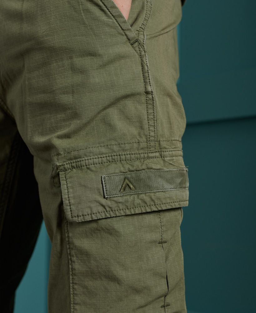 Get a relaxed and chilled feel with these loose fitting cargo pants that are comfortable to wear and are bound to have you looking trendy and stylish.Belt loopsAdjustable waistButton and zip fasteningSix pocketsSignature logo patch