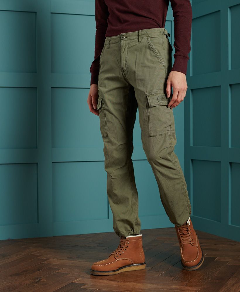 Get a relaxed and chilled feel with these loose fitting cargo pants that are comfortable to wear and are bound to have you looking trendy and stylish.Belt loopsAdjustable waistButton and zip fasteningSix pocketsSignature logo patch