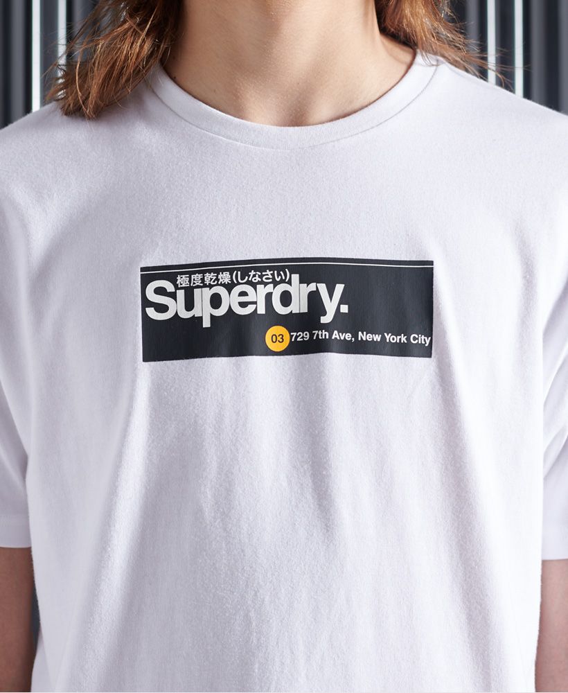 Inspired by the signs of the New York subway, featuring a boxy fit design and a printed graphic on the chest.Relaxed fit – the classic Superdry fit. Not too slim, not too loose, just right. Go for your normal sizeClassic ribbed crew necklineShort sleevesPrinted graphic