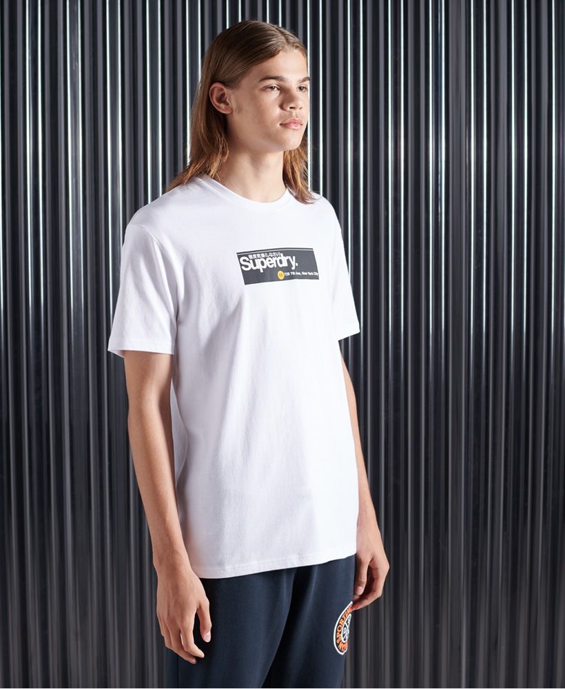 Inspired by the signs of the New York subway, featuring a boxy fit design and a printed graphic on the chest.Relaxed fit – the classic Superdry fit. Not too slim, not too loose, just right. Go for your normal sizeClassic ribbed crew necklineShort sleevesPrinted graphic