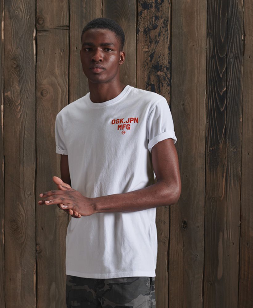 Giving a modern update to a classic, the Modern Workwear T-shirt features a textured front graphic, short sleeved design and ribbed crew neckline.Relaxed fit – the classic Superdry fit. Not too slim, not too loose, just right. Go for your normal sizeShort sleevedRibbed crew necklineTextured GraphicSuperdry patch logoChest and back prints