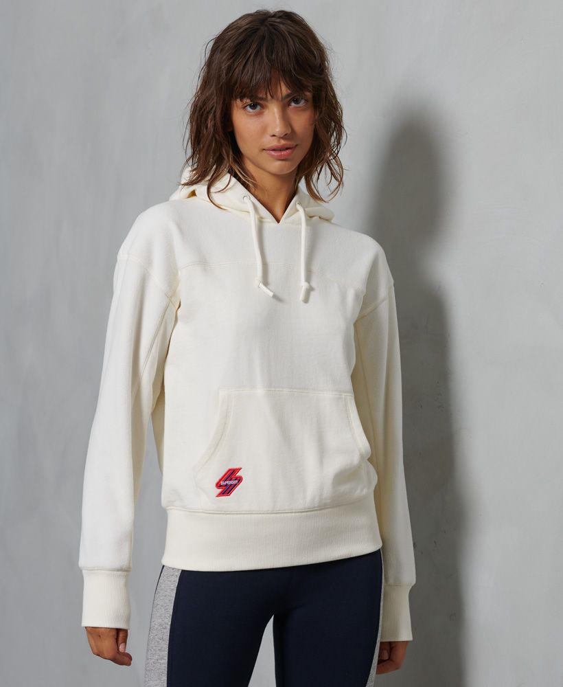 Cosy, practical and stylish all in one, the Sportstyle Polar Hoodie features and fleece panelling design, drawstring hood, front pouch pocket and signature logo badge.Drawstring hoodFront pouch pocketFleece panelling designRibbed hem and cuffSignature logo badge