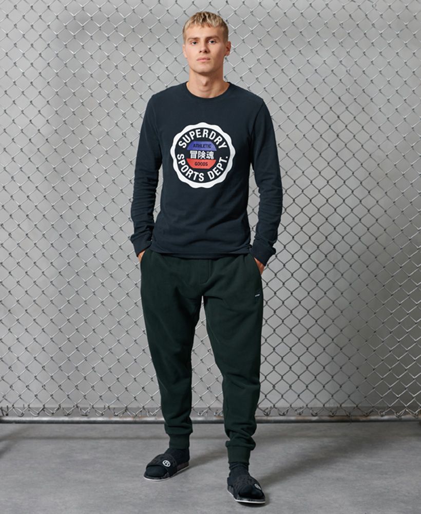 Get a sporty look with vintage vibe this season with the Vintage Sport Long Sleeve Top, designed to fit you like a glove.Slim fit – designed to fit closer to the body for a more tailored lookCrew necklineLong sleevesRibbed cuffsPrinted graphics