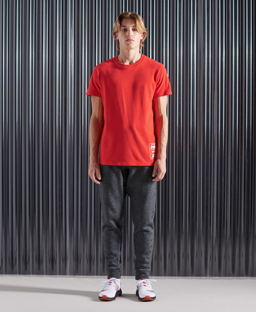 It's business in the front and party in the back with the Vintage Logo multi T-shirt. Featuring a plain design from the front but multiple Superdry Vintage logo graphics from the back.Slim fit – designed to fit closer to the body for a more tailored lookRibbed crew necklineShort sleevesTextured graphic