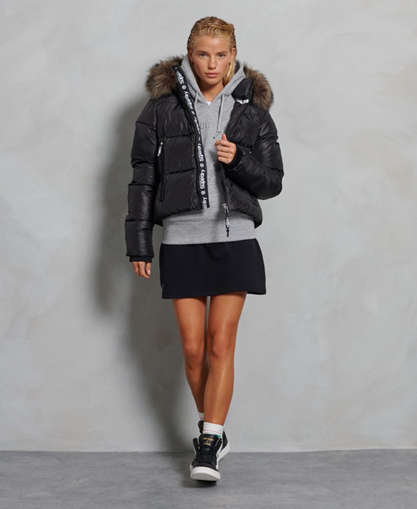 The perfect winter warmer, the Sport Puffer Crop Jacket will ensure that you stay warm after those dark night workouts, featuring a hood with removable faux fur, a zip fastening and two zipped pockets.Cropped designZip fasteningPuffer jacket styleTwo front zipped pocketsBungee cord adjustable hoodRemovable faux fur trimRibbed cuffsBorg hood liningRecycled paddingSignature logo patchesThe padding in this jacket is 100% Recycled Polyester – each jacket contains up to 10 recycled bottles, this avoids these bottles being sent to landfill or polluting our oceans.