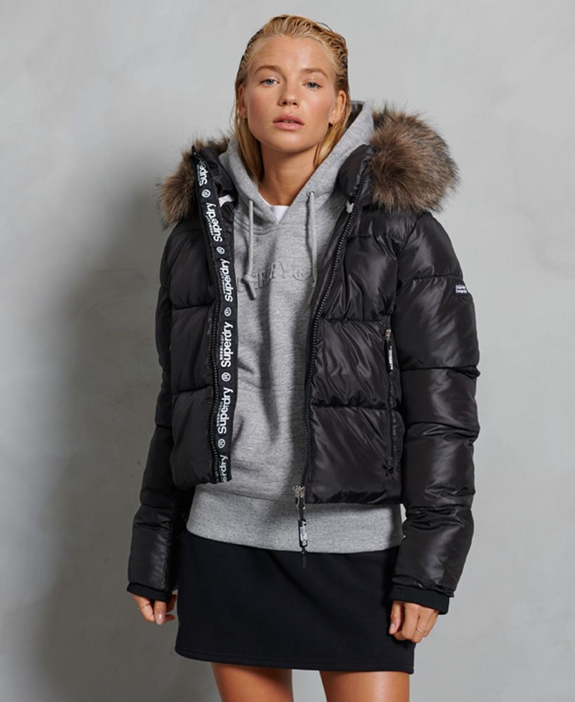 The perfect winter warmer, the Sport Puffer Crop Jacket will ensure that you stay warm after those dark night workouts, featuring a hood with removable faux fur, a zip fastening and two zipped pockets.Cropped designZip fasteningPuffer jacket styleTwo front zipped pocketsBungee cord adjustable hoodRemovable faux fur trimRibbed cuffsBorg hood liningRecycled paddingSignature logo patchesThe padding in this jacket is 100% Recycled Polyester – each jacket contains up to 10 recycled bottles, this avoids these bottles being sent to landfill or polluting our oceans.