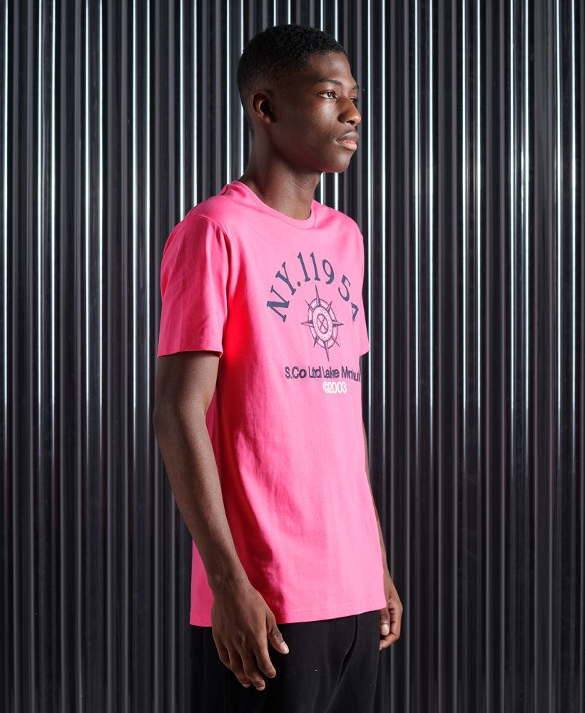 Update your basics this season with the Yacht Prep tee. The perfect essential for completing any outfit.Relaxed fit – the classic Superdry fit. Not too slim, not too loose, just right. Go for your normal sizeRibbed crew necklineShort sleevesTextured graphicsTextured logosSignature logo tab