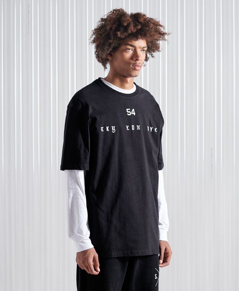 Update your tee collection with the Mono urban t-shirt, featuring a range of textured graphics for that added detail. An oversized box fit design, this tee will look great paired with cargo trousers to complete the look this season.Oversized fit – exaggerated and super relaxed, let your style flowClassic ribbed crew necklineShort sleevesBox fit designTextured graphics
